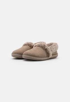 Skechers Cozy Campfire - Pantoffels - Dark Taupe -Skechers Schoen 091af9758aa54eb3a246751ebbd3888f